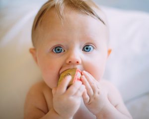 link https://www.healthline.com/health/parenting/natural-teething-remedies  photo https://unsplash.com/photos/CEEhmAGpYzE